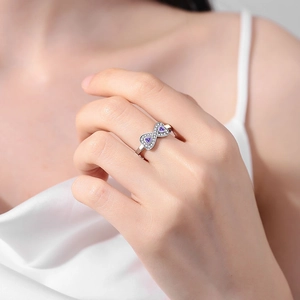 Anello infinito in argento con pietre di zircone cuore viola indossato al dito