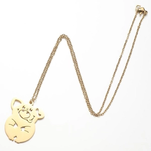 Detail van de cartoon varken hanger ketting met hol ontwerp en gouden afwerking