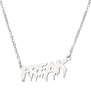 Détail du pendentif FREAK en acier inoxydable argenté avec un design de police fluide