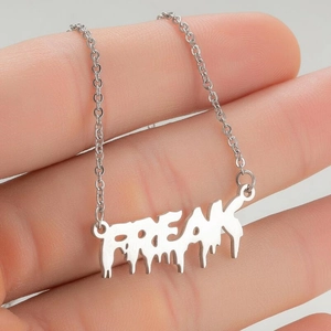 Gros plan du collier FREAK en acier argenté avec un design fluide et artistique