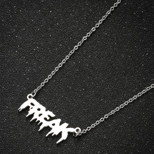 Collier chaîne O en acier inoxydable argenté avec pendentif FREAK sur fond noir