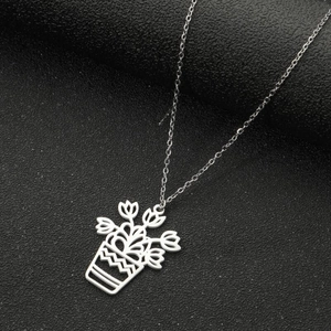 Vue détaillée d'un mini pendentif pot de fleur argenté sur une fine chaîne maille