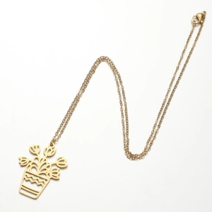 Détail du pendentif pot de fleur doré avec design ajouré et fine chaîne à maillons en O