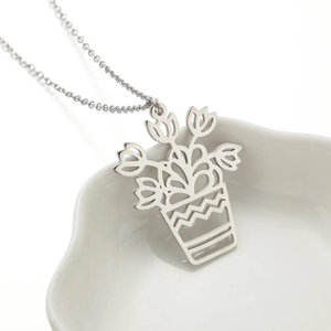 Chaîne de pull minimaliste en acier argenté avec pendentif plante en pot évidée