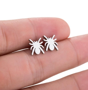 Makroaufnahme einer Spinnen-Ohrstecker aus Edelstahl zur Darstellung der Größe am Ohr