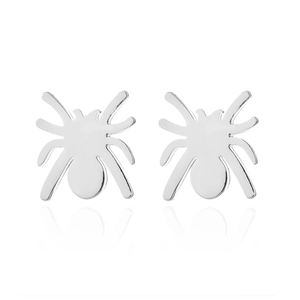 Makro-Detail polierter Spinnen-Ohrstecker aus Edelstahl mit reflektierendem Silber-Finish