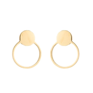 Détail de boucles d'oreilles dorées géométriques avec clou rond et créole minimaliste