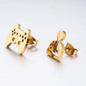 Gros plan sur les boucles d'oreilles asymétriques dorées manette de jeu et silhouette