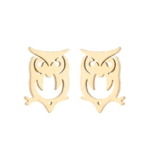 Détail de boucles d'oreilles hibou ajourées avec finition texturée naturelle sur fond blanc