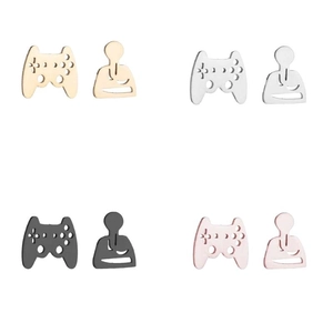Boucles d'oreilles manette de jeu asymétriques en quatre finitions de métal poli