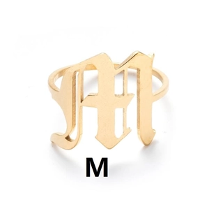 Nahaufnahme eines goldenen Vintage-Edelstahlrings mit einem gotischen Buchstaben M
