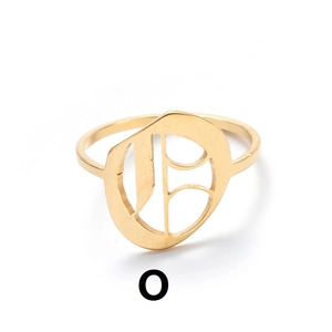Detail eines goldenen Gothic-Buchstaben-B-Rings im Vintage-Stil mit Hohlmetall-Design