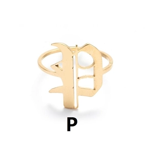 Detailansicht goldener Ring mit dem Buchstaben P und dekorativer Gravur auf Weiß