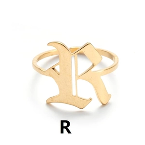 Detailaufnahme des Vintage Goldrings mit gotischem Buchstaben R und poliertem Finish