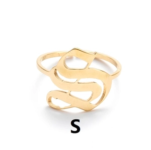 Detailansicht des vergoldeten Edelstahlrings mit einem Vintage Schreibschrift S