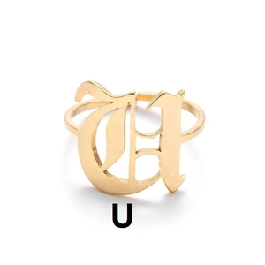 Nahaufnahme eines goldenen Rings im Vintage-Gothic-Stil mit dem Buchstaben U und Glanz