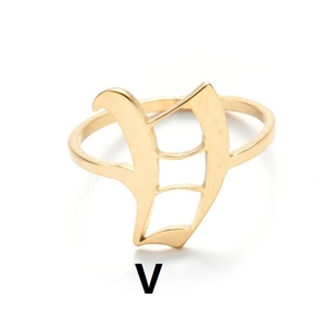 Detailansicht eines offenen Rings mit gotischem Buchstaben V in poliertem Goldfinish
