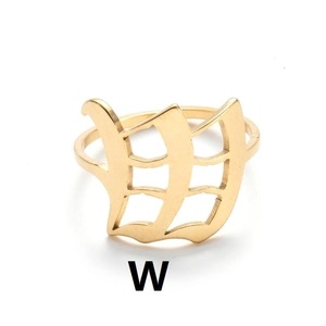 Nahaufnahme des vergoldeten Edelstahlrings im Vintage-Stil mit hohlem Buchstaben W