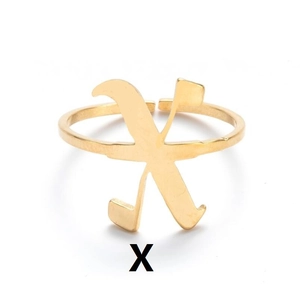 Detail eines verstellbaren Goldrings mit poliertem Schreibschrift-Buchstaben X