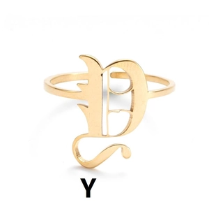 Detail eines Vintage-Edelstahlrings in Gold mit gotischem Buchstaben D und offener Schiene