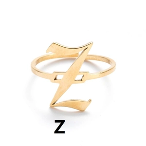 Detailansicht eines goldenen Edelstahlrings mit gotischer Z-Buchstabengravur auf dem Band