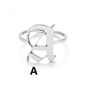 Detailaufnahme eines silbernen Edelstahlrings mit gotischem Buchstaben A Design