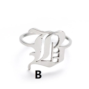 Detail eines silbernen Edelstahlrings mit einem gotischen Großbuchstaben B im Vintage-Stil