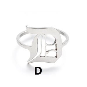 Detailsicht des Vintage-Gothic-Buchstabens D auf einem Edelstahlring in Silber