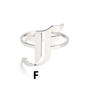 Makroaufnahme von silbernem Edelstahl-Ring mit gotischem Buchstaben F und glatter Oberfläche