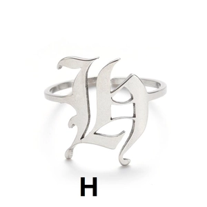 Details des silbernen Rings mit gotischem Buchstaben H und verstellbarem offenem Band