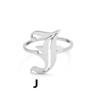 Makroaufnahme des silbernen Gothic-Buchstaben-J-Rings aus poliertem Edelstahl für Damen