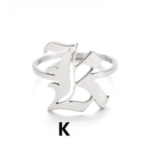 Detailansicht eines silbernen Rings mit gotischem Buchstaben K aus poliertem Edelstahl