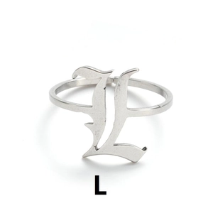 Details des gotischen silbernen L-Rings mit polierter Edelstahloberfläche