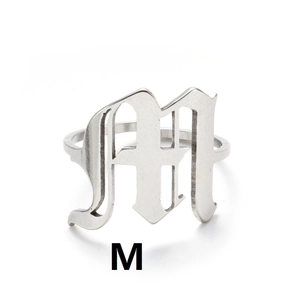 Detail eines Vintage-Rings aus Edelstahl mit gotischem Buchstaben-M-Design
