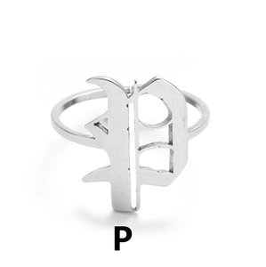 Detail eines silbernen gotischen Buchstaben P Rings aus poliertem Edelstahl