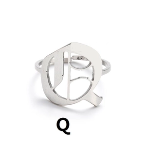 Polierter Edelstahlring in Silber mit markantem 3D-Großbuchstaben Q Design