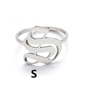 Detailansicht eines silbernen Rings mit gotischem Buchstaben S aus poliertem Edelstahl
