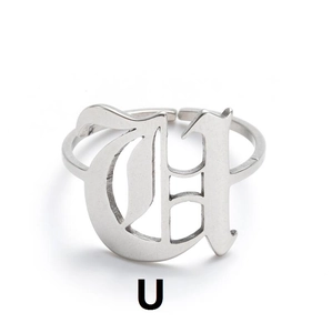 Detailaufnahme eines silbernen Rings mit gotischem Buchstaben U aus Edelstahl