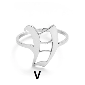 Nahaufnahme des polierten Edelstahlrings in Silber mit gotischem Buchstaben V