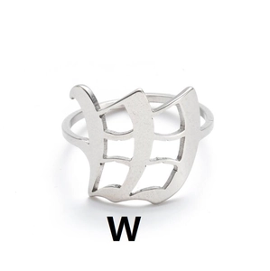 Detailansicht eines silbernen Edelstahlrings mit gotischem Buchstaben-W-Design