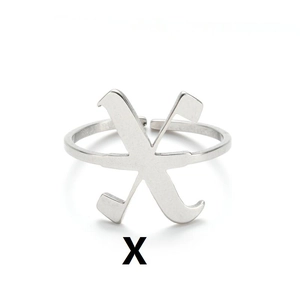 Detailansicht silberner verstellbarer Ring mit Buchstabe X und Kreuzlinien-Design