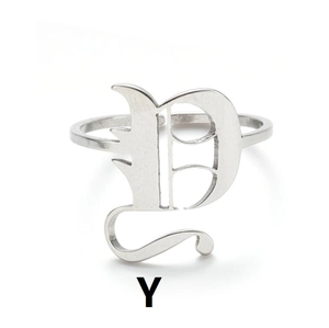 Detail eines minimalistischen Edelstahlrings mit einem gotischen Großbuchstaben P