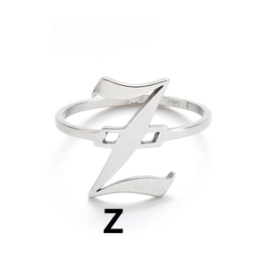 Detailaufnahme des Vintage-Edelstahlrings mit einem stilvollen kursiven Buchstaben Z