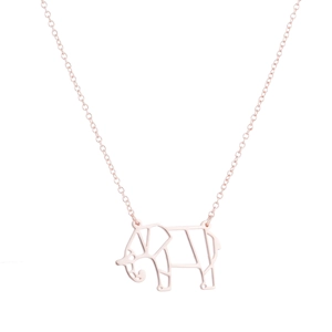 Detailansicht eines roségoldenen Elefantenanhängers mit geometrischem Cut-out-Design