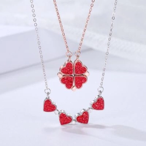 Ensemble de colliers trèfle magnétique en or rose et argent avec cœurs rouges
