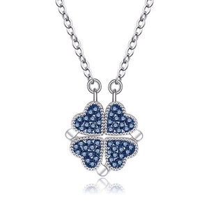 Collier trèfle argenté avec cristaux bleus en forme de cœur sur fond blanc