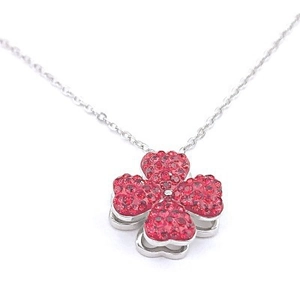 Collier rotatif en argent avec pendentif trèfle en cristal rouge sur fond blanc