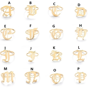 Goldene Ringe mit altenglischen Buchstaben in einer 4x4-Gitteranzeige aus Edelstahl