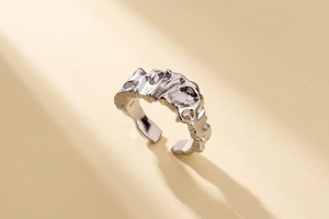 Vue détaillée de la bague en argent sterling S925 avec design de texture lave