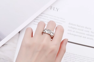 Vue détaillée macro montrant la texture de lave irrégulière de cette bague en argent